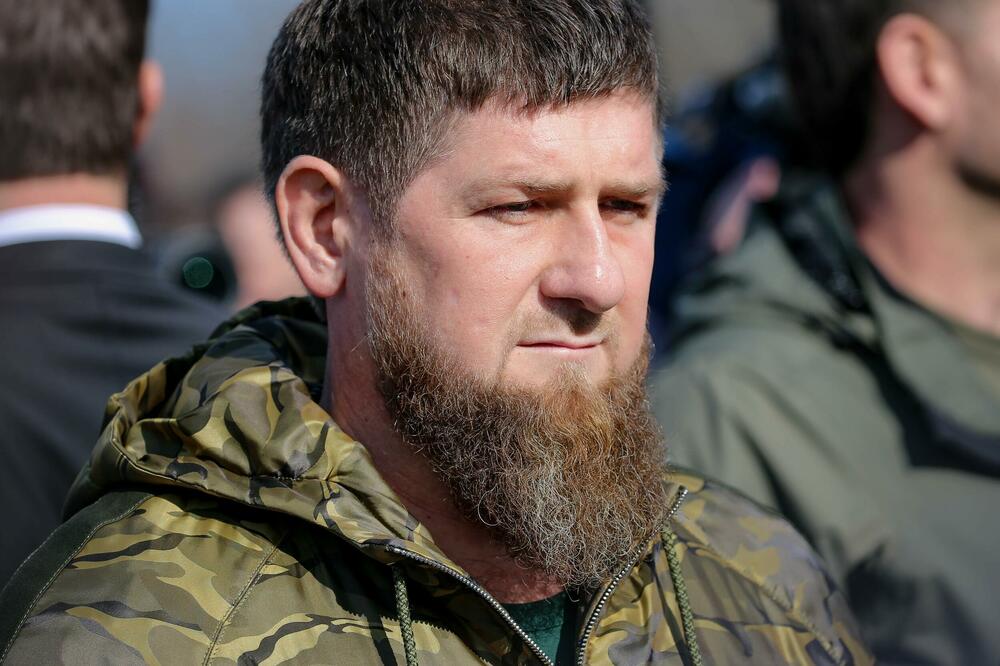 KADIROV POKAZAO BICEPS PRED KAMERAMA: Pogledajte kako je čečenski lider odgovorio na pitanje o svom zdravlju (VIDEO)