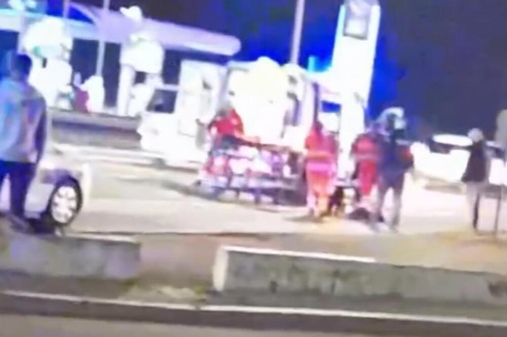 TEŠKA SAOBRAĆAJNA NA AUTO-PUTU KOD ZMAJA: Sudarili se motor i BMW, teško povređeni mladić prevezen u bolnicu