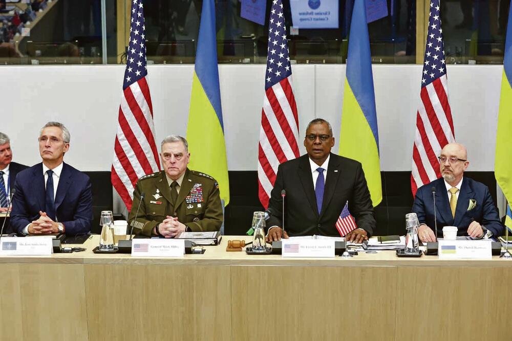 Na okupu: Jens Stoltenberg, gensek NATO, general Mark Mili, načelnik američkog generalštaba, Lojd Ostin, šef Pentagona, i Oleksij Reznjikov, ministar odbrane Ukrajine