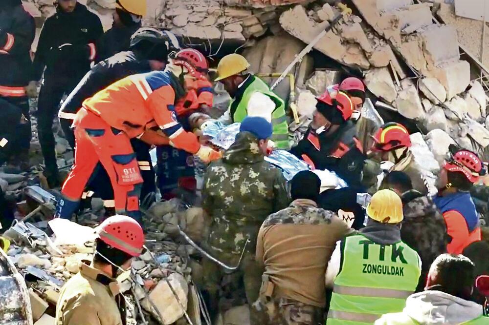 KAKAV PODVIG U TURSKOJ: Rudari spasli ženu koja je 201 sat bila u ruševinama!