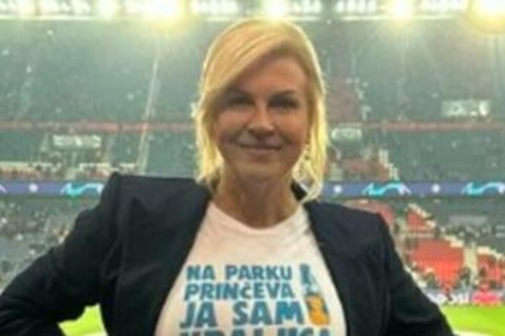 "JA SAM KRALJICA, BOLI ME..." Kolinda pozirala na Parku prinčeva! Tviter gori zbog ŠOK PORUKE na majici bivše predsednice Hrvatske