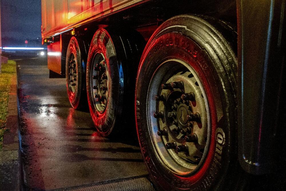 TROJAC UHAPŠEN ZA TEŠKU KRAĐU: Istakali gorivo iz kamiona preduzeća
