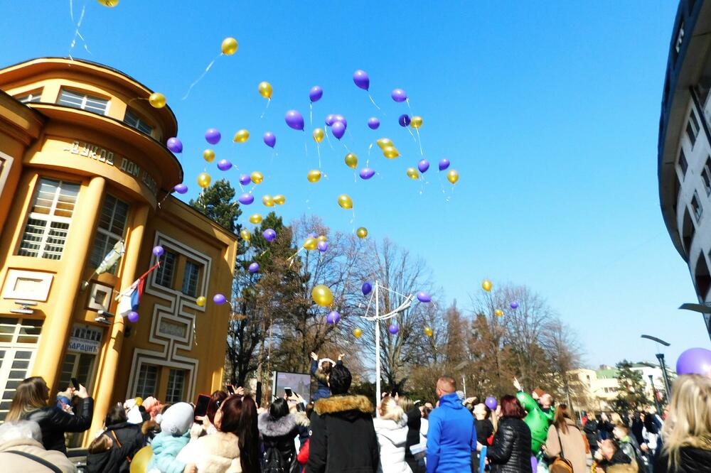 DA PROBLEMI ODLETE SA BALONIMA: U Loznici obeležen 15. februar, Svetski dan dece obolele od raka