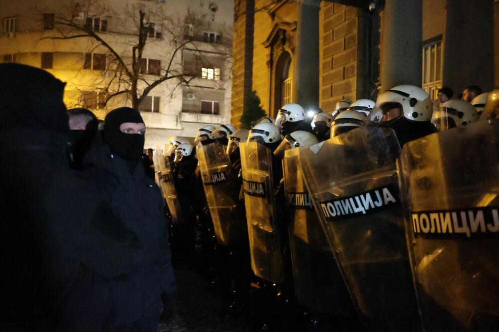 INCIDENT NA PROTESTU U BEOGRADU: Maskirani ekstremisti PROBILI ZAŠTITNU OGRADU i došli do ulaza u Predsedništvo! FOTO