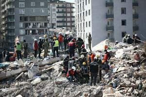 NEĆU OTIĆI DOK GA NE PRONAĐEM! Potresni prizori iz Turske! Brat fudbalera čeka PORED RUŠEVINA: Živ je, ne gubimo nadu! FOTO