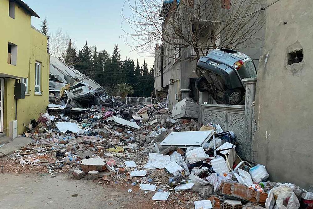 ZBOG LOŠE GRADNJE SKORO 200 UHAPŠENIH: Posle katastrofalnog zemljotresa, u Turskoj policija krenula u akciju, za mnogima se traga