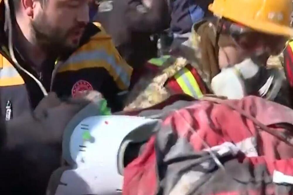 NADA ZA SPASIOCE NE UMIRE: Dete i dvoje ljudi spaseni nakon 296 sati pod ruševinama! Kamera snimila PRAVO ČUDO u Turskoj (VIDEO)
