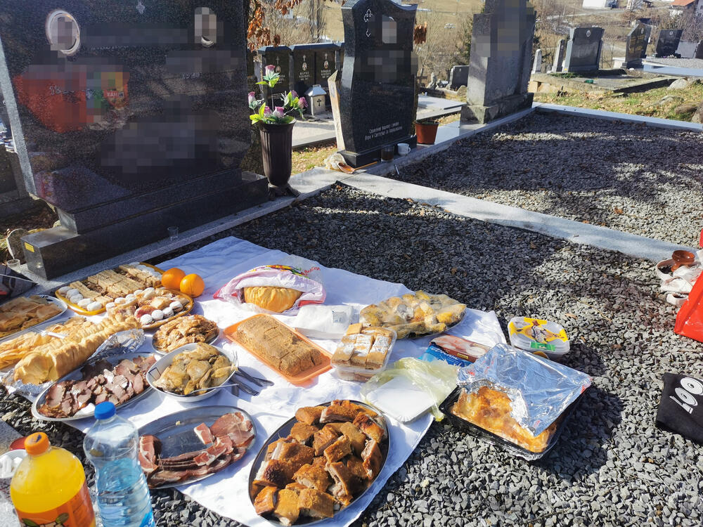 Na groblje se iznosi dosta hrane