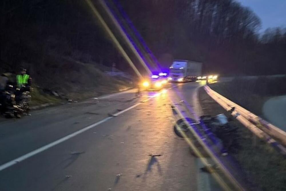 TRAGEDIJA NA IBARSKOJ MAGISTRALI KOD GORNJEG MILANOVCA: Motociklista udario u drvo i poginuo (FOTO)