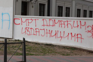 NOVE PORUKE MRŽNJE: Na zidu Instituta kod Slavije osvanuli uvredljivi grafiti (FOTO)