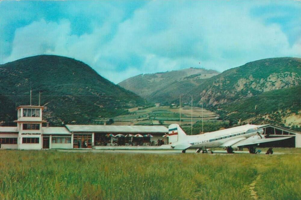 JAT-ov DC 3 sa oznakom YU-ACB, na fotografiji sa aerodroma Ivangrad (danas Berane) u Crnoj Gori, svega nekoliko meseci pred katastrofu
