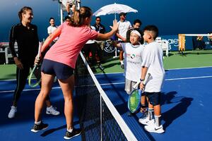 POLJAKINJA UŽIVA UOČI MEČEVA: Iga Švjontek se druži sa decom najboljih teniserki