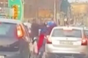 ŽESTOKA TUČA NASRED ULICE U KRAGUJEVCU: Sevale pesnice! Ljudi iz automobila gledali brutalni okršaj, POGLEDAJTE i vi (VIDEO)