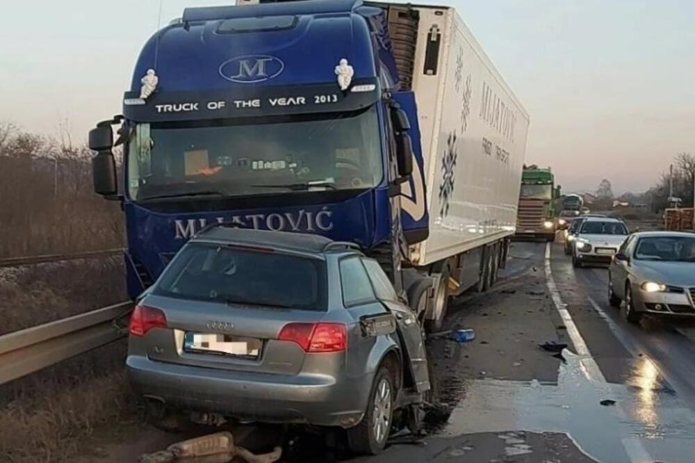 STRAVIČNA SAOBRAĆAJNA NESREĆA KOD KRALJEVA: Audi prešao u suprotnu traku i zakucao se u kamion, VOZAČ poginuo na licu mesta (FOTO)