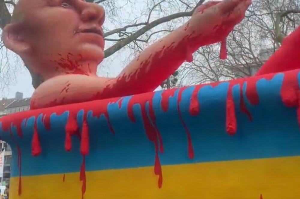 PUTIN SE KUPA U KADI PUNOJ KRVI UKRAJINACA: Lutka predsednika Rusije prikazana na karnevalu u Dizeldorfu je BRUTALNA (VIDEO)