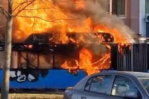 VATRA PROGUTALA AUTOBUS NASRED ULICE U NOVOM SADU: Vozilo u plamenu u Narodnog fronta, požar se proširio na trafiku (VIDEO)