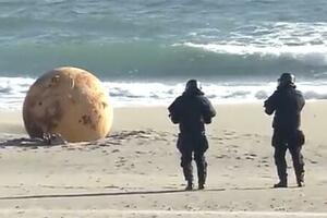 MISTERIOZNA METALNA DŽINOVSKA KUGLA ZAPREPASTILA SVET Pogledajte čudan objekat pronađen na plaži, policija OPKOLILA područje VIDEO