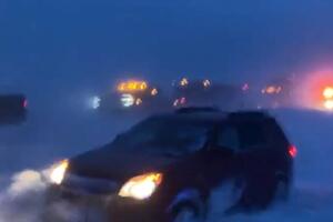 BELA OLUJA OKOVALA MINESOTU: 4 metra snega paralisalo život! 200.000 ljudi bez struje! Jak vetar ne prestaje VIDEO