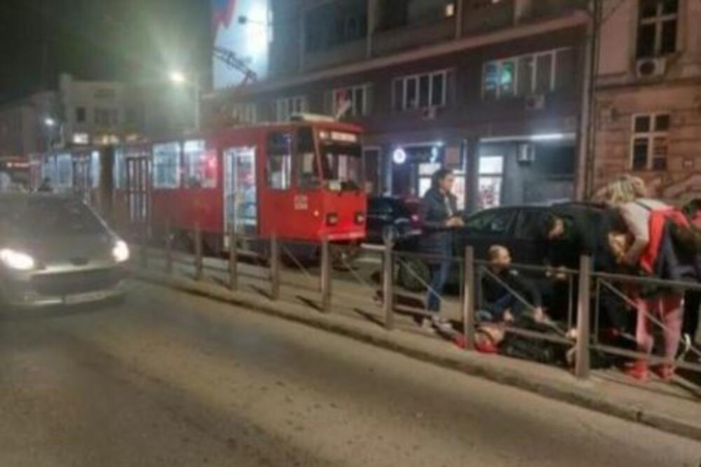 UŽAS U CENTRU BEOGRADA: Žena (48) ispala iz tramvaja!