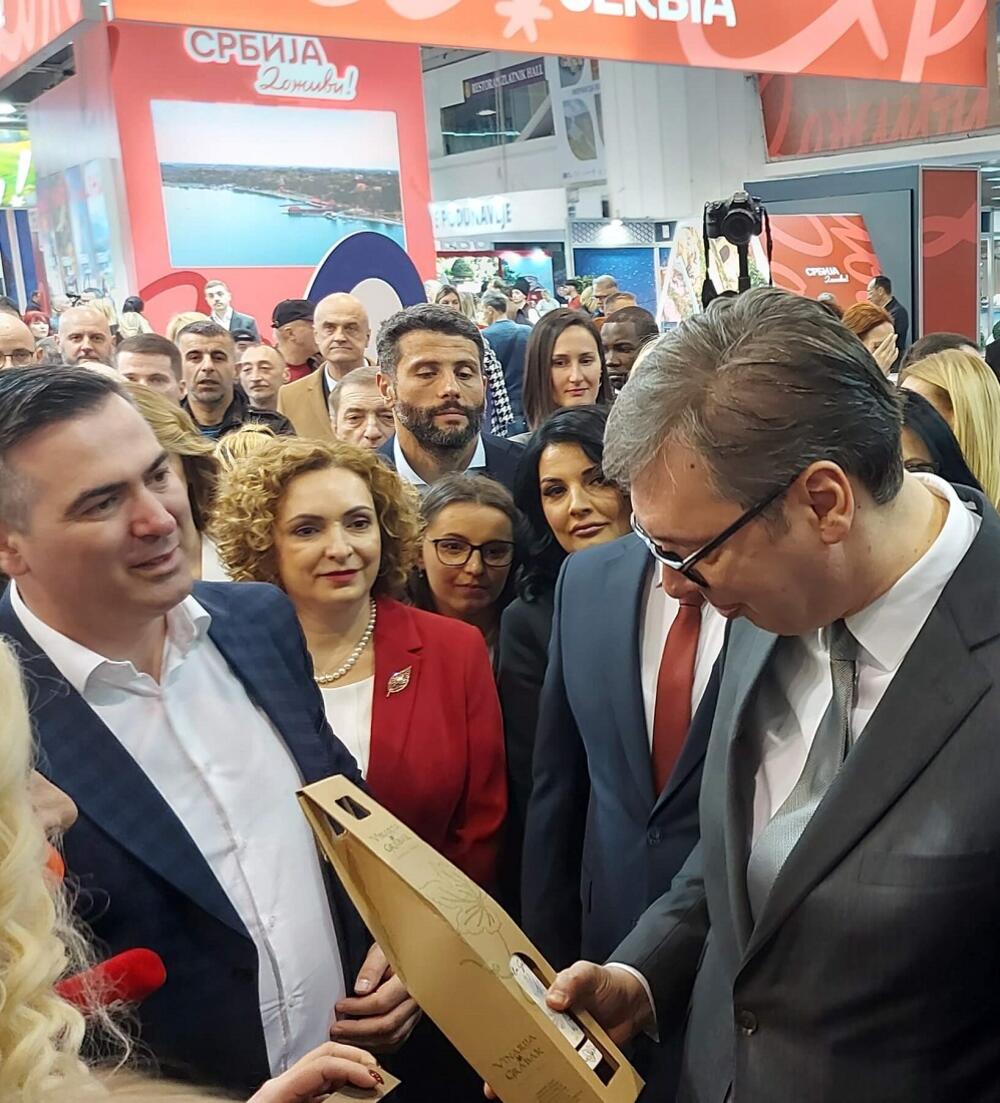 Predsednik Aleksandar Vučić je od BObana Đurovića dobio vino na dar
