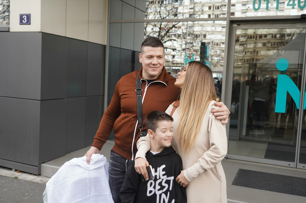 SLOBA IZVEO JELENU I SINA IZ PORODILIŠTA! Pre odlaska kući, evo gde će Damjana prvo odvesti! Pevač nije došao sam (FOTO)