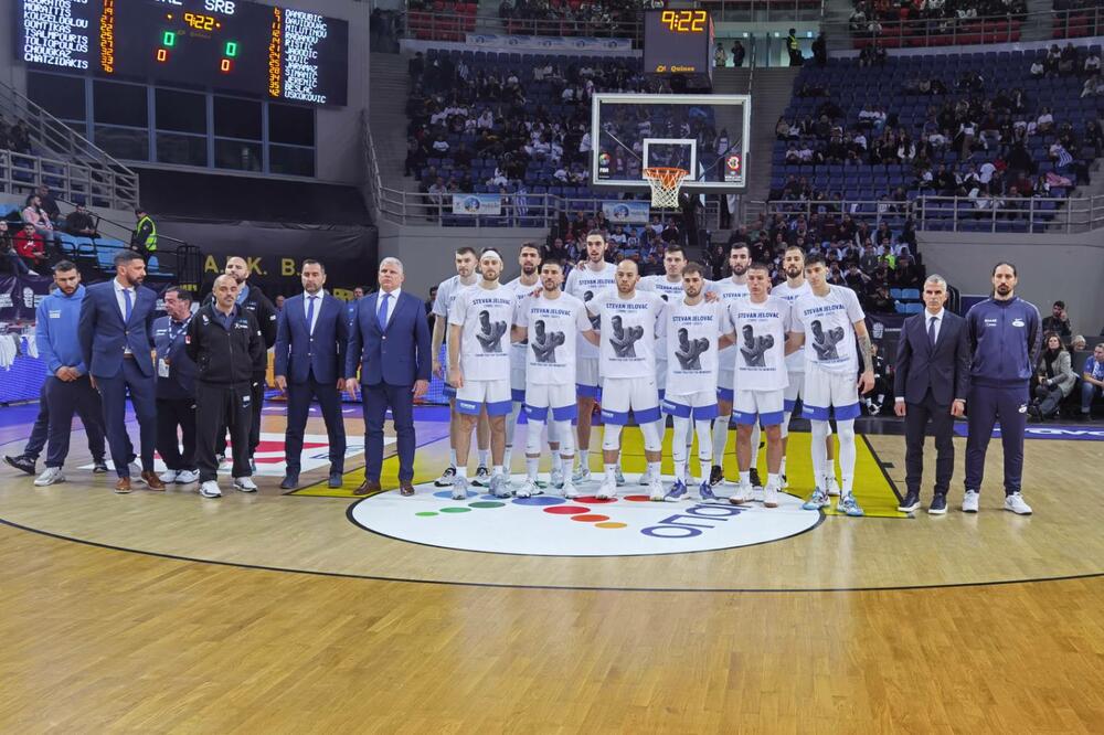UJEDINJENI ZA JELOVCA: Igrači Srbije i Grčke odali počast tragično preminulom srpskom košarkašu