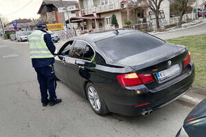 OTAC I SIN IZ KRAGUJEVCA UHAPŠENI ZBOG NAPADA NA SAOBRAĆAJCA: Oglasila se policija o haosu zbog nepropisnog parkiranja!