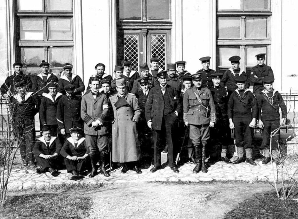 Dr Rajan sa britanskim mornarima, srpskim oficirom i ser Tomasom Liptonom, britanskim bogatašem koji je samoinicijativno sakupio i u Srbiju doneo izuzetno veliku pomoć početkom 1915. 