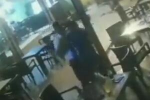 DRAMA! IZBACIVAČ SPASIO DESETINE ŽIVOTA: Zaustavio čoveka koji je s puškom ušetao u bar i krenuo u KRVAVI PIR! (VIDEO)