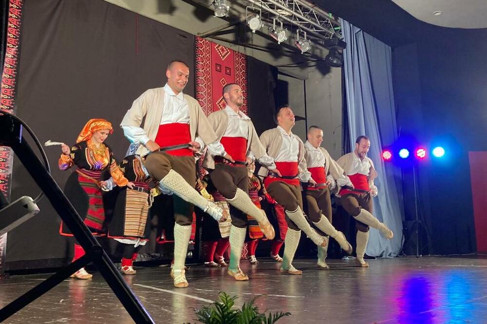 OPANKOM PREKO VRAČARA ZA KOSOVO I METOHIJU! Folkloraši koncertom pomogli narodnoj kuhinji!