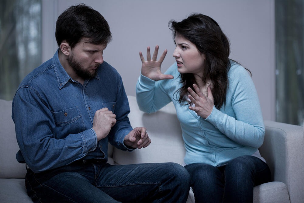 svađa, žena se dere na muškarca, nasilje, porodično nasilje, nasilje u porodici
