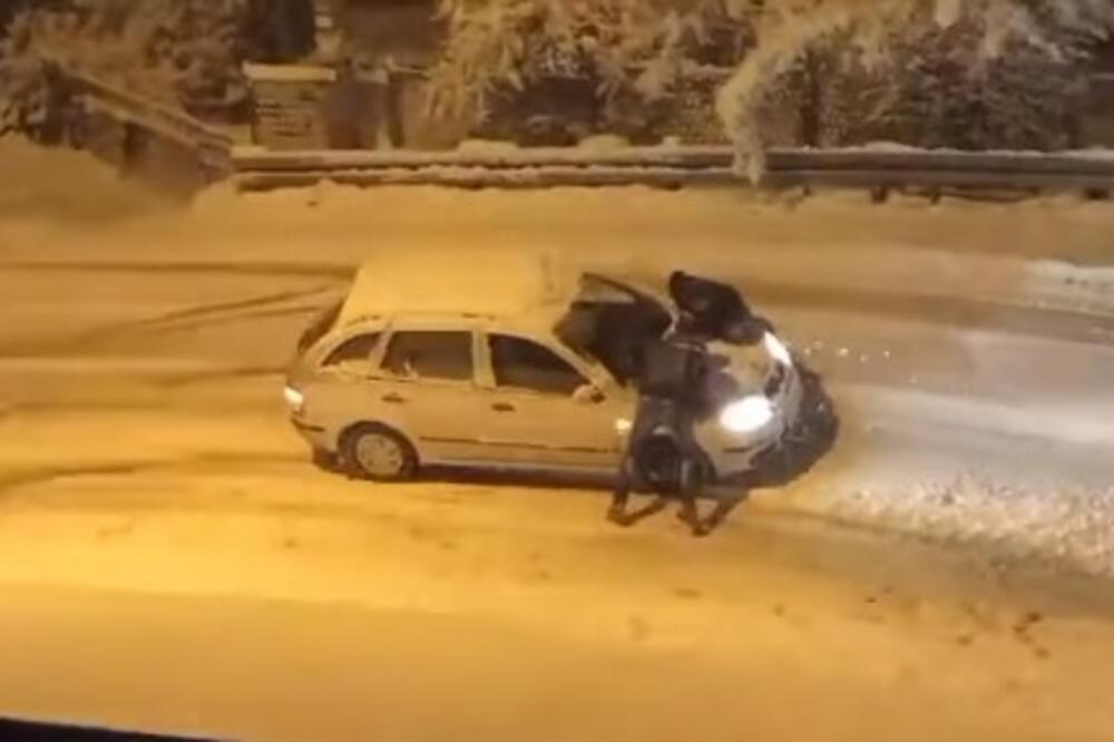 "POZDRAV SA PORE": Ovako se Užičani dosetili da pomognu vozaču na snegu da krene niz put (VIDEO)