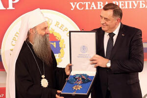 ODLIKOVAN POGLAVAR SPC: Dodik uručio patrijarhu Porfiriju Orden Republike Srpske na lenti