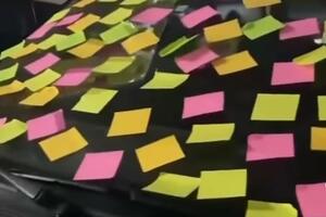 DEČKO PARKIRAO AUTO U GARAŽI, DRUGI VOZAČI PRILAZILI ČUDOM DA SE NAČUDE: Ceo oblepljen papirićima a na njima samo 2 reči (VIDEO)