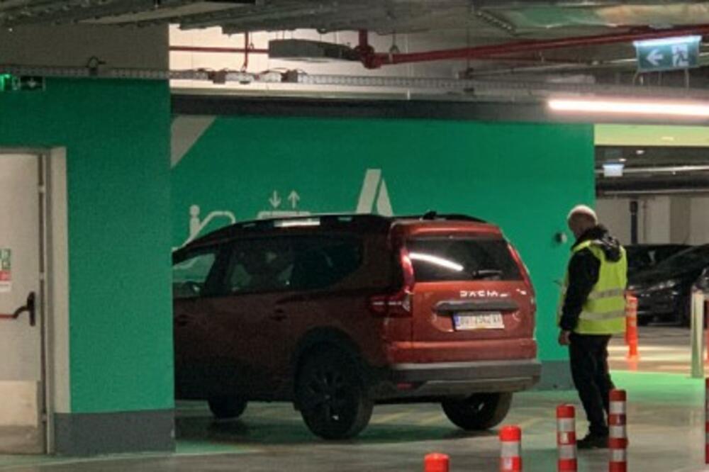 NE NA MESTO ZA INVALIDE! Bahati vozači u Beogradu ne biraju gde će da se parkiraju, zato sledi KAZNA (FOTO)