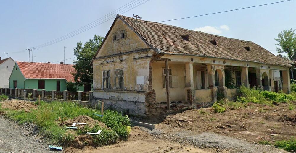 Kuća kao ruševina u polupraznom Belom Manastiru 