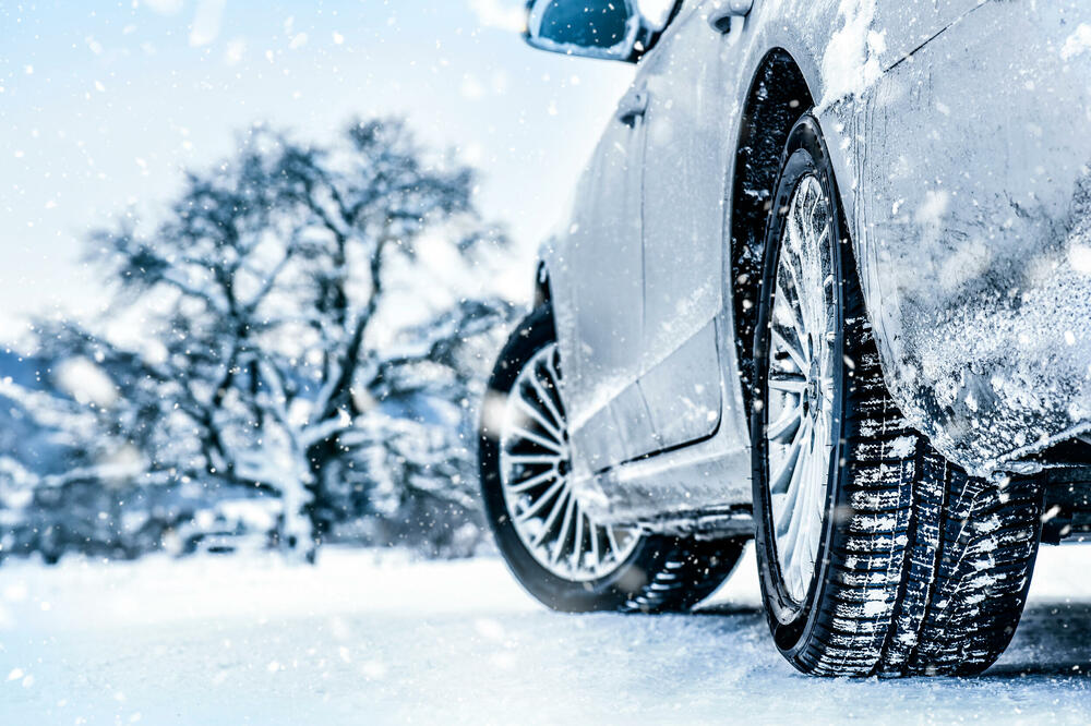 sneg, guma, gume, voznja auta po snegu, auto