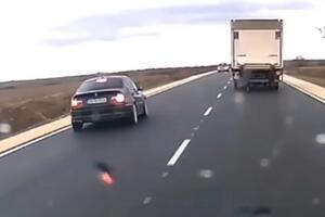 OVAJ VOZAČ BMW JE OPASNOST NA PUTU: Dao je gas i krenuo da obilazi kamion, u deliću sekunde ŽIVOTI SU VISILI O KONCU (VIDEO)