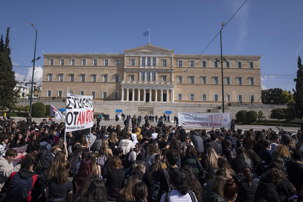 MASOVNI PROTESTI U GRČKOJ: Desetine hiljada ljudi i danas na ulicama širom zelje zbog pogibije 57 osoba u sudaru vozova