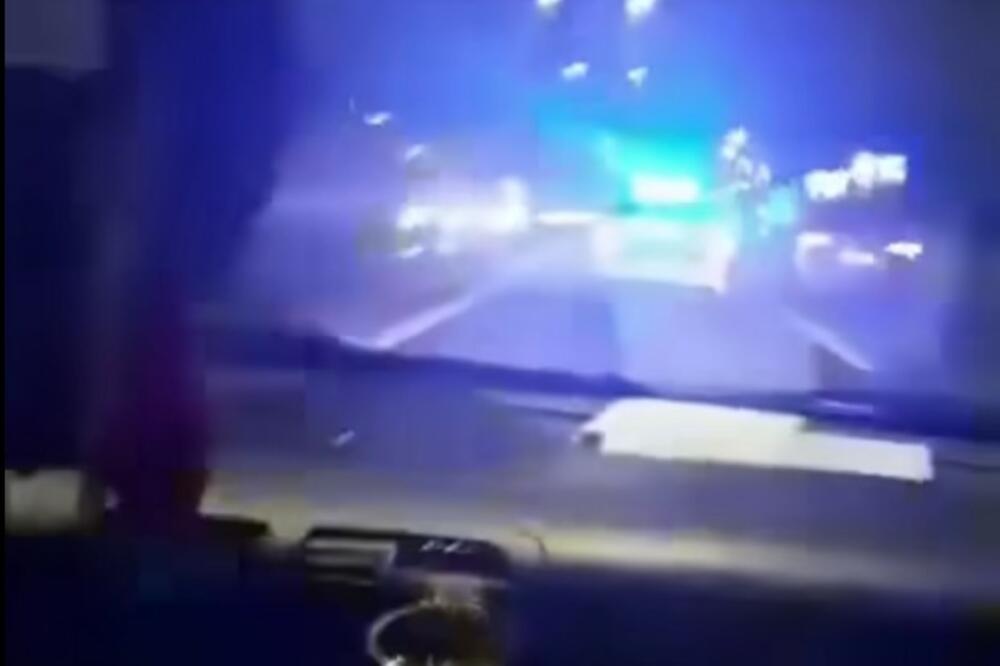 SNIMAK ODUŠEVIO SRBIJU: Policajci upalili rotaciju i dali gas kad su videli ko je iza njih, a iz kola se čuje samo SVAKA VAM ČAST!