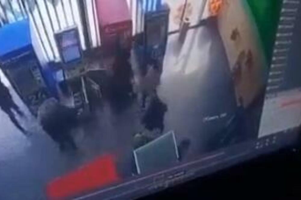 OBJAVLJEN UZNEMIRUJUĆI SNIMAK ORUŽANE PLJAČKE: Uleteo u hipermarket i ZAPUCAO, ljudi popadali na mestu IMA MRTVIH (VIDEO)