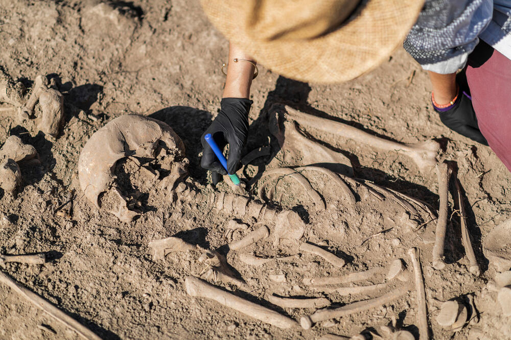 JEZIVO OTKRIĆE U POLJSKOJ! Otkrivena masovna grobnica sa 400 raskomadanih skeleta: Meštani verovali da se samo tako SKIDA KLETVA