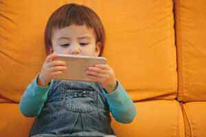 DA NE KVARE OČI: Deca treba ponekad da pogledaju i CRTAĆE na telefonu, ali bolje je OVAKO!