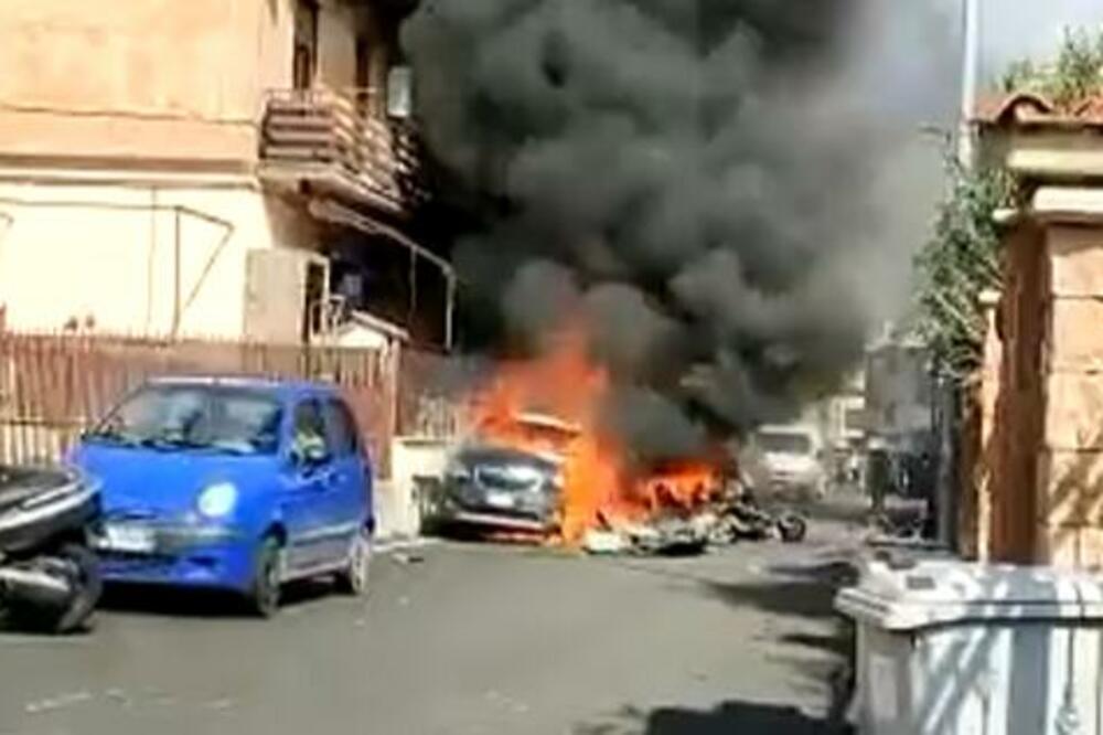 DIREKTAN SUDAR AVIONA NA NEBU IZNAD RIMA Stravičan prizor u Italiji, jedan se srušio nasred ulice, piloti POGINULI na mestu! VIDEO
