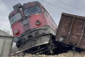 SILOVIT UDAR, VOZ ISKAČE IZ ŠINA, MREŽA VARNIČI: Ovo je stravičan snimak udara lokomotive u kamion, čudom nema stradalih (VIDEO)