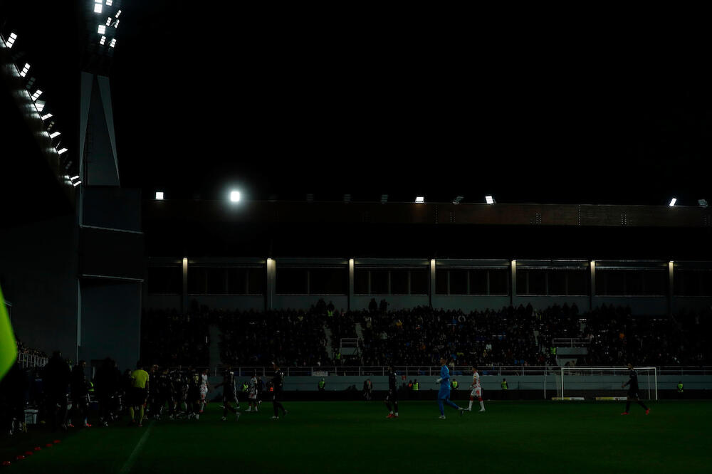 KAO DA SE NEKO IGRA SA PREKIDAČIMA! Neverovatne scene u Bačkoj Topoli, dva puta prekinut meč - potpuni MRAK na stadionu! VIDEO