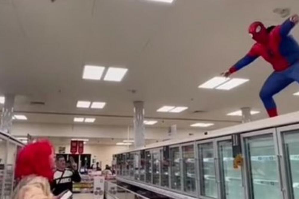 MANIJAK MASKIRAN KAO SPAJDERMEN UŠAO U SUPERMARKET SA BANDOM: Nokautirali prodavačicu i maltretirali prisutne (VIDEO, FOTO)