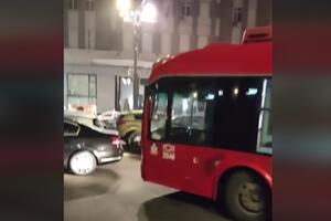 PODGORIČANIN PARALISAO SAOBRAĆAJ U CENTRU BG: Svi pobesneli zbog bahatosti Crnogorca, POGLEDAJTE HAOS KOJI JE NAPRAVIO (VIDEO)