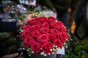 UŠAO JE U CVEĆARU I KUPIO MOŽDA NAJSKUPLJI BUKET U SRBIJI: Valentina prodala 1.001 ružu za SUMANUTE PARE! Nije mogla da veruje