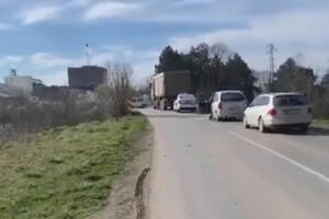 PRVI SNIMAK, TEŠKO JUTRO NA MOSTU KOD BAČKOG PETROVCA: Poginuo motociklista, uznemirujući prizor na drumu (VIDEO)